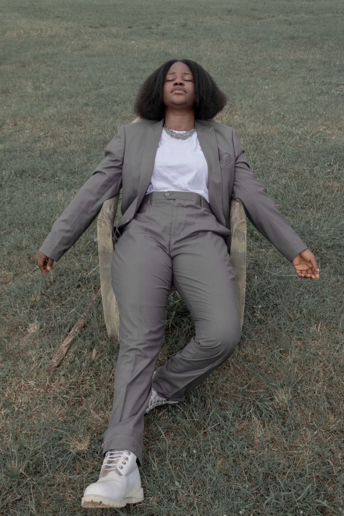 Une femme se repose